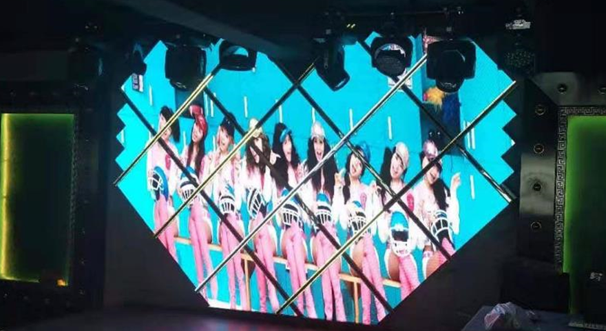 乌鲁木齐沉谜酒吧桃心异形屏 LED 氛围渲染项目