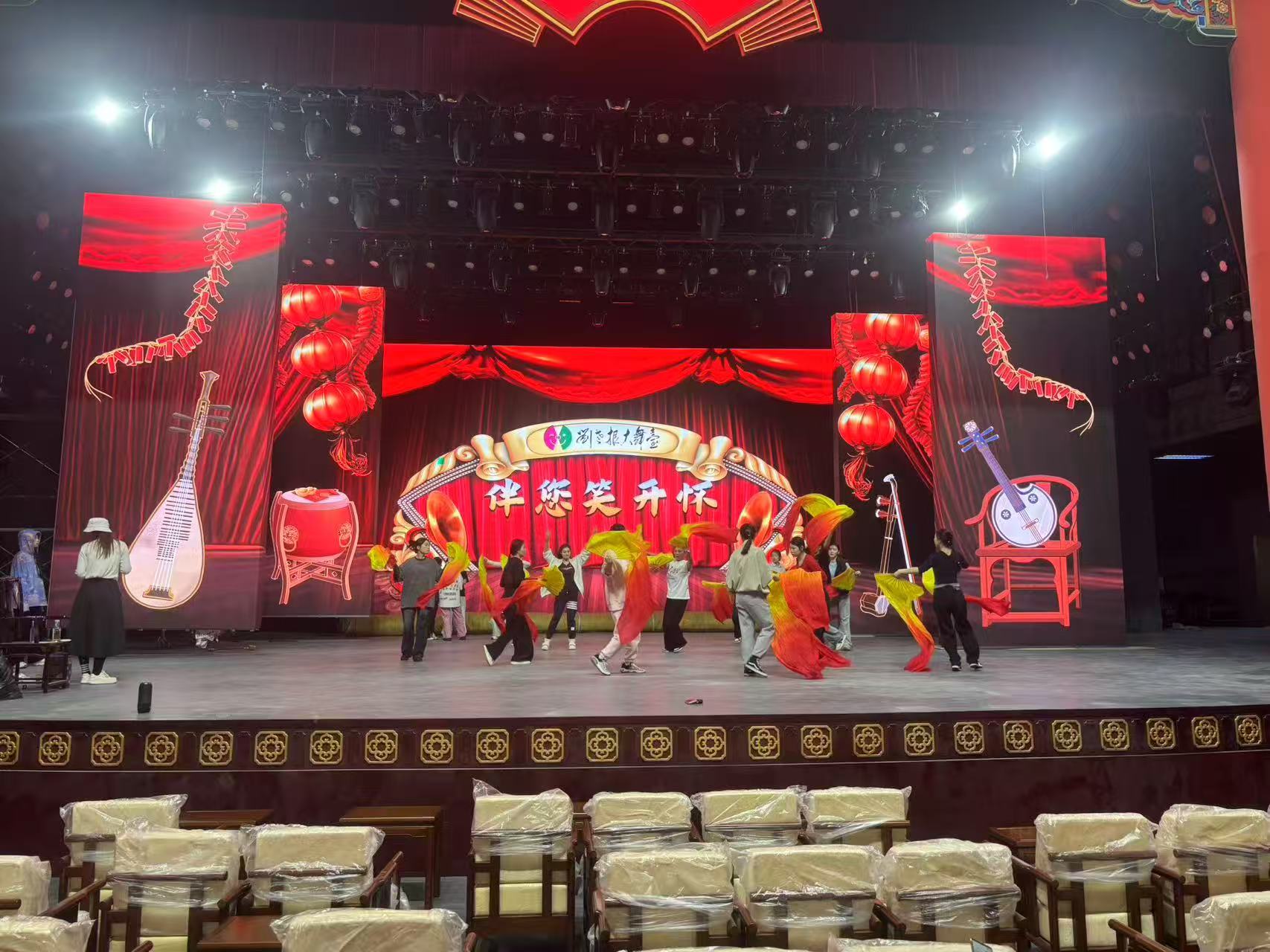 大连刘老根大舞台一主四副 LED 屏7163银河官网入口文旅演艺舞台解决方案