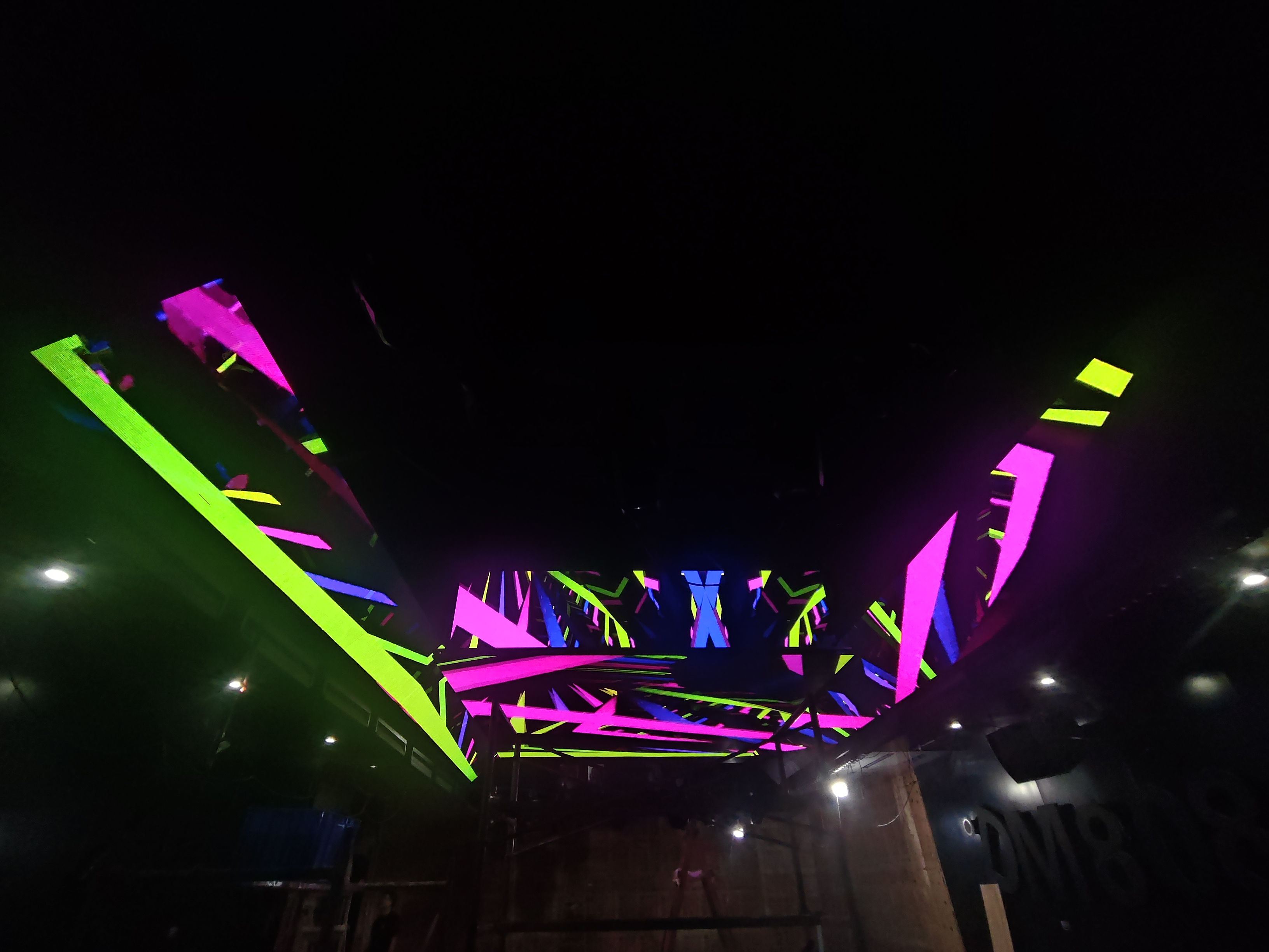 嘉兴 DM808CenterClub 酒吧 P2.5 五面屏 + 矩形屏多屏联动 LED 显示系统项目